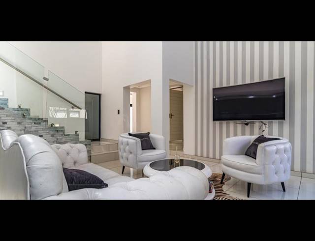 4 BEDROOM HOUSE FOR SALE IN GLEN ERASMIA